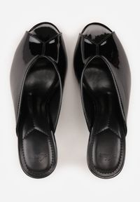 Renee - Czarne Klapki Peep Toe na Szpilce z Lakierowanym Połyskiem Sharvyra. Nosek buta: otwarty. Kolor: czarny. Materiał: lakier. Obcas: na szpilce. Wysokość obcasa: średni #9