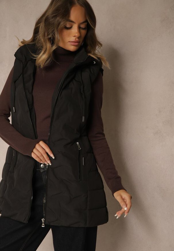 Renee - Czarna Taliowana Kamizelka Przejściowa z Kapturem Olepia. Okazja: na co dzień. Typ kołnierza: kaptur. Kolor: czarny. Materiał: jeans, poliester. Sezon: wiosna, jesień. Styl: casual, klasyczny