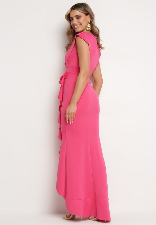 Born2be - Fuksjowa Asymetryczna Sukienka z Dekoltem V i Ozdobną Falbaną Efiola. Okazja: na co dzień. Typ kołnierza: dekolt w kształcie V. Kolor: różowy. Typ sukienki: asymetryczne. Styl: casual, elegancki