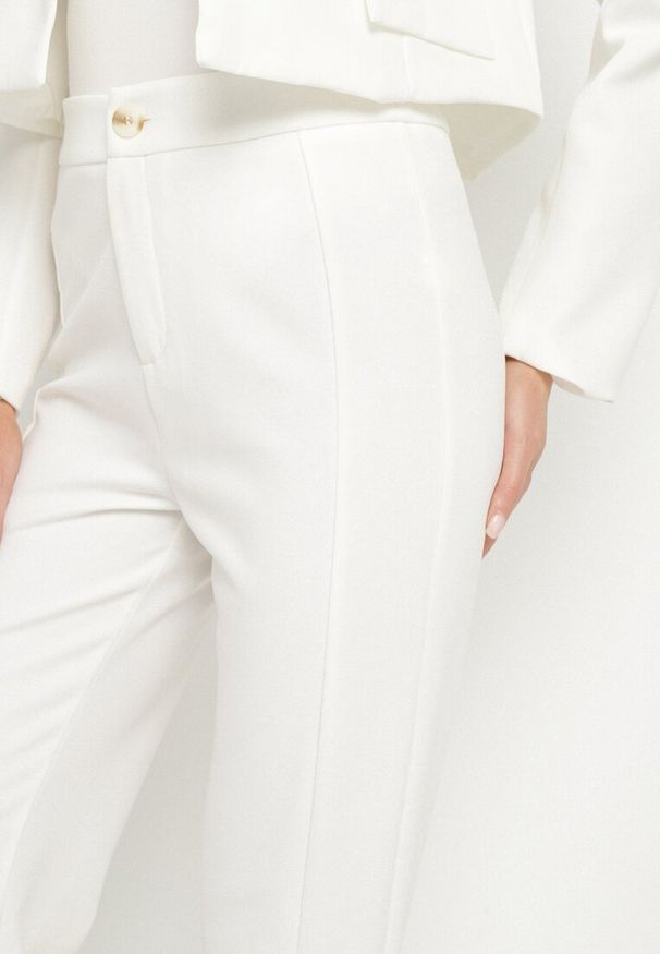 Born2be - Białe Eleganckie Spodnie z Wiskozą i Wysokim Stanem Tatilira. Okazja: na co dzień. Stan: podwyższony. Kolor: biały. Materiał: wiskoza. Styl: elegancki