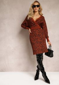 Renee - Brązowa Sweterkowa Sukienka w Panterkę z Kopertowym Dekoltem Haweisa. Kolor: brązowy. Materiał: tkanina, dzianina. Długość rękawa: długi rękaw. Wzór: motyw zwierzęcy. Typ sukienki: kopertowe. Długość: midi #2