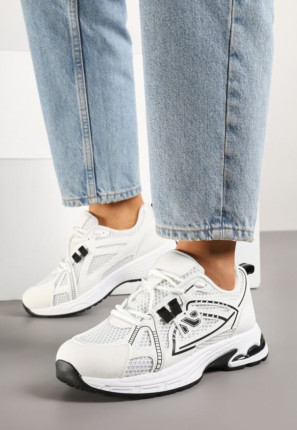 Renee - Białe Sneakersy Ozdobione Geometrycznym Motywem Tasoti. Okazja: na co dzień. Kolor: biały. Wzór: aplikacja, geometria