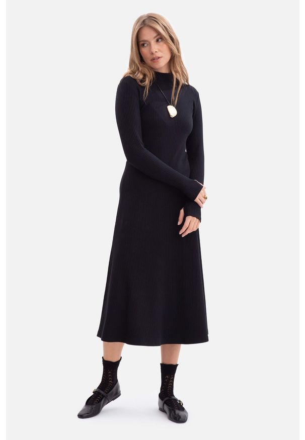 BeWear - Bawełniana sukienka dzianinowa z golfem rozkloszowana czarna. Typ kołnierza: golf. Kolor: czarny, brązowy. Materiał: dzianina, bawełna. Sezon: zima, jesień