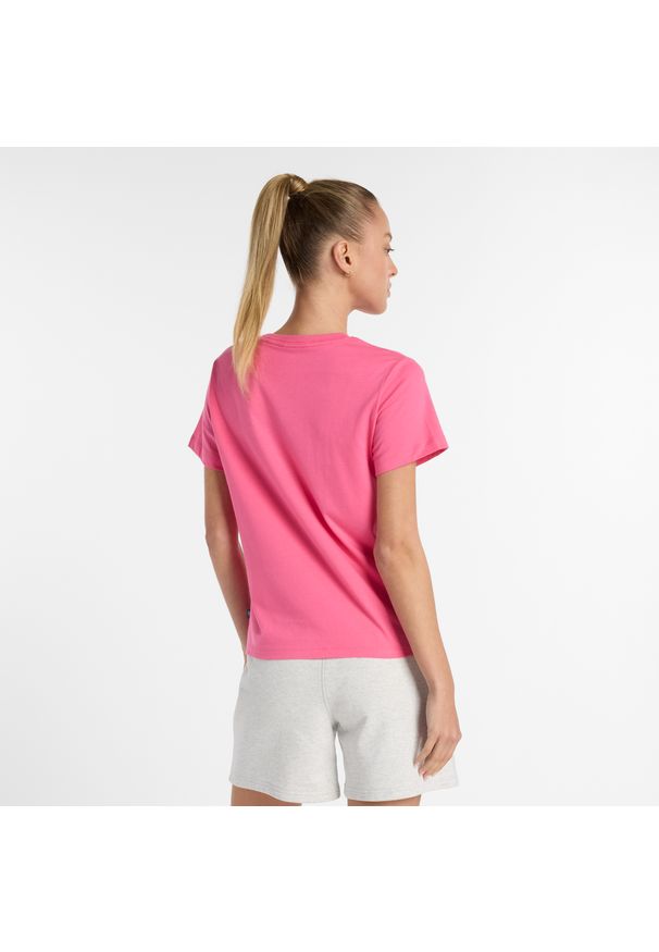 Koszulka damska New Balance WT51540DAB – różowa. Kolor: różowy. Materiał: bawełna, materiał. Wzór: napisy