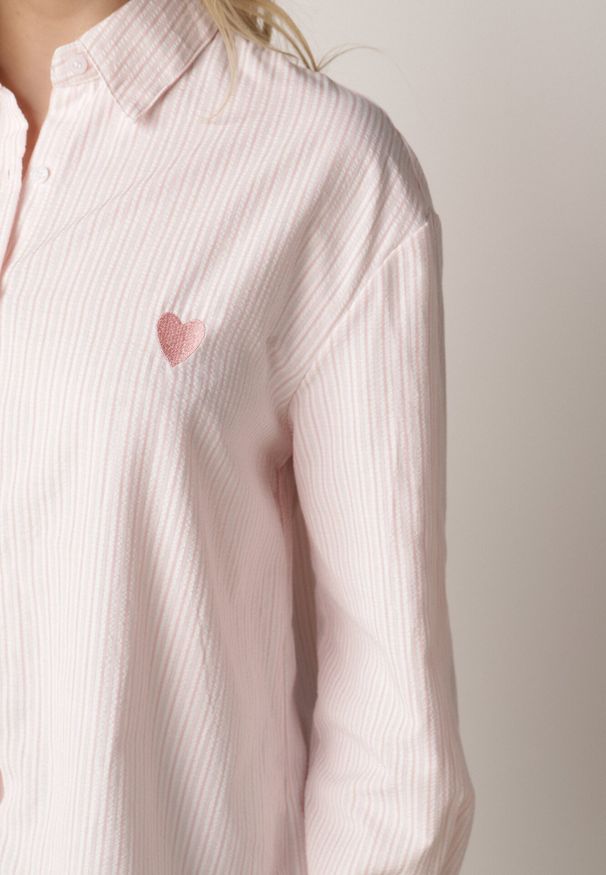 Born2be - Różowa Koszula z Bawełną w Paski Ozdobiona Haftem Sercem Sewriva. Okazja: na co dzień. Typ kołnierza: kołnierzyk klasyczny. Kolor: różowy. Materiał: bawełna. Wzór: aplikacja, haft, paski. Styl: casual, klasyczny