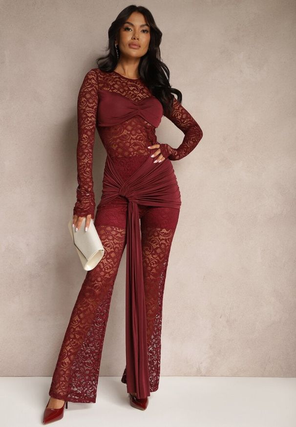 Renee - Bordowy Komplet z Koronki Zdobiony Trenem Spodnie o Szerokim Kroju i Bluzka Longsleeve Feladi. Kolor: czerwony. Materiał: koronka. Wzór: aplikacja, koronka