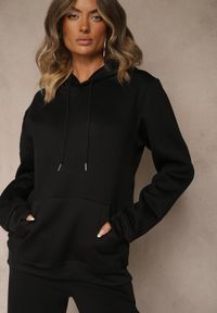 Renee - Czarna Bluza z Kapturem Ozdobiona Ściągaczami Invila. Okazja: na co dzień. Typ kołnierza: kaptur. Kolor: czarny. Wzór: aplikacja. Styl: casual, elegancki
