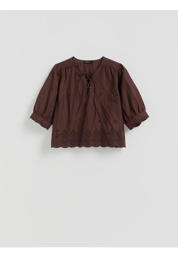 Reserved - Bluzka z ażurowym wzorem - brązowy. Kolor: brązowy. Materiał: bawełna. Wzór: ażurowy