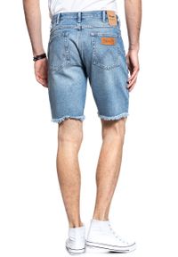 Wrangler - KRÓTKIE SPODENKI WRANGLER REGULAR SHORTS SALTED RIPS W15UER040. Materiał: jeans. Długość: krótkie. Wzór: aplikacja. Styl: retro, klasyczny #7