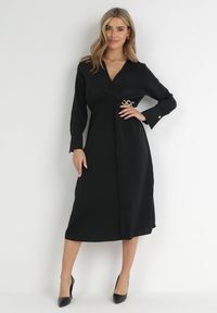 Born2be - Czarna Satynowa Sukienka Midi z Kopertowym Dekoltem i Kołnierzykiem Hartho. Kolor: czarny. Materiał: satyna. Wzór: aplikacja. Typ sukienki: kopertowe. Długość: midi #1