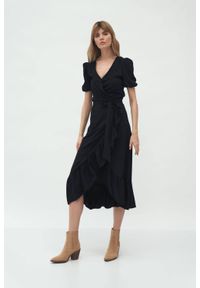 Nife - Czarna kopertowa sukienka midi w stylu boho z falbaną. Kolor: czarny. Typ sukienki: kopertowe. Styl: boho. Długość: midi