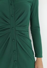 Born2be - Ciemnozielona Sukienka Koszulowa z Marszczeniem Nure. Kolor: zielony. Materiał: tkanina. Wzór: jednolity, gładki. Typ sukienki: koszulowe. Styl: klasyczny, elegancki. Długość: midi #3