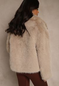 Renee - Beżowa Kurtka Futerko o Jednorzędowym Kroju z Szerokim Kołnierzem Dezile. Kolor: beżowy. Materiał: futro. Styl: klasyczny #3