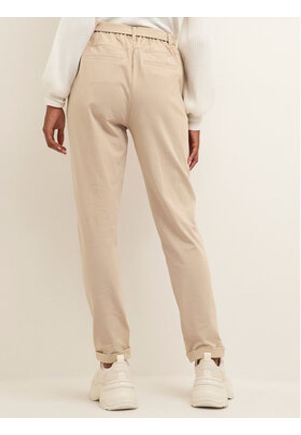Kaffe Spodnie materiałowe Jillian 10501516 Szary Regular Fit. Kolor: szary. Materiał: syntetyk