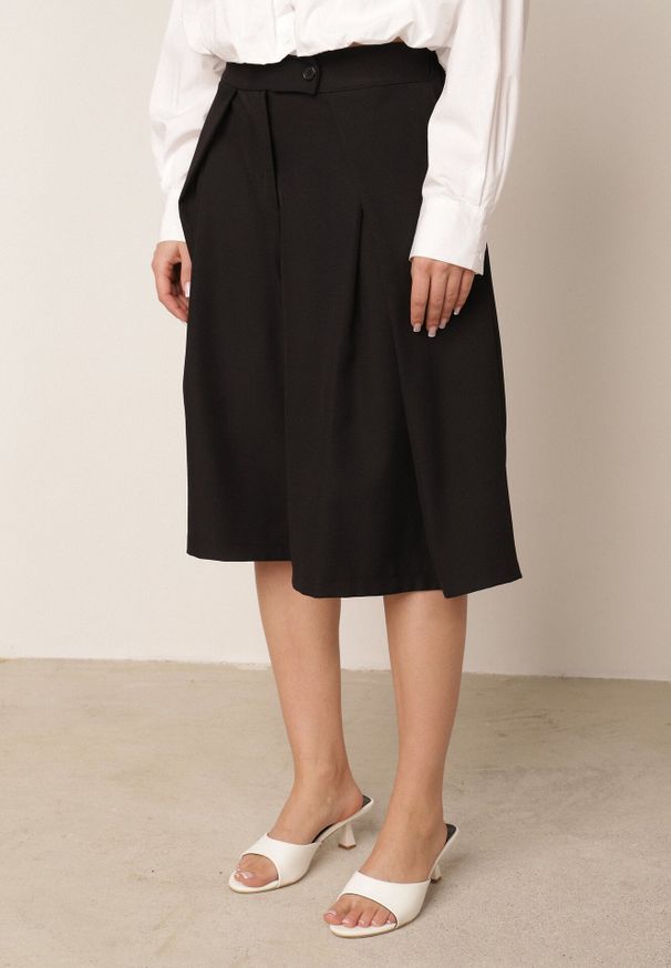 Born2be - Czarne Garniturowe Szorty Eleganckie z Szerokimi Nogawkami i Zaszewkami Artessa. Kolor: czarny. Styl: elegancki