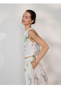 Reserved - Bawełniany top w kwiaty - wielobarwny. Materiał: bawełna. Wzór: kwiaty #1