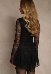 Renee - Czarna Sukienka Imprezowa z Koronki Zdobiona Wiązaniem przy Dekolcie Enafera. Okazja: na imprezę. Kolor: czarny. Materiał: koronka. Wzór: koronka, aplikacja. Typ sukienki: rozkloszowane. Styl: wizytowy #4