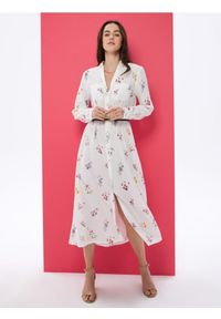 Sinsay - Koszulowa sukienka midi z wiskozą i domieszką lnu w kwiatowy nadruk - wielobarwny. Materiał: wiskoza, len. Wzór: nadruk, kwiaty. Typ sukienki: koszulowe. Długość: midi #1