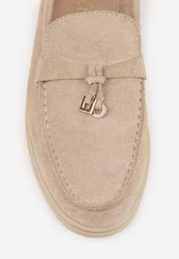 Renee - Beżowe Mokasyny VICES Casualowe ze Skórzaną Wkładką i Metalowymi Ozdobami Dinsmore. Okazja: na co dzień. Nosek buta: okrągły. Kolor: beżowy. Materiał: skóra. Wzór: aplikacja. Obcas: na obcasie. Styl: casual. Wysokość obcasa: niski #6