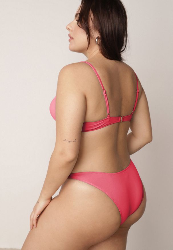 Born2be - Czerwone Bikini z Marszczonym Biustonoszem i Figami Kąpielowymi z Cyrkoniami Kaliasa. Kolekcja: plus size. Kolor: czerwony. Długość: długie. Wzór: aplikacja