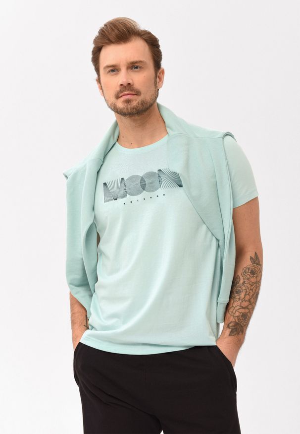 Volcano - Miętowy t-shirt T-MOL. Okazja: na co dzień. Kolor: miętowy. Materiał: bawełna, materiał, skóra. Długość rękawa: krótki rękaw. Długość: krótkie. Wzór: napisy. Sezon: lato. Styl: klasyczny, casual