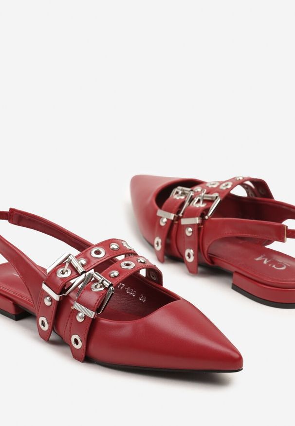 Renee - Czerwone Sandały Typu Slingback Ozdobione Klamrami Selritia. Okazja: na co dzień. Zapięcie: klamry. Kolor: czerwony. Wzór: aplikacja. Styl: casual