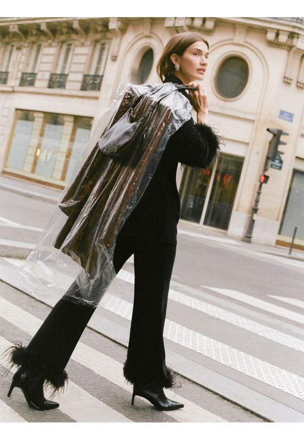 Reserved - Spodnie z piórami - czarny. Kolor: czarny. Materiał: dzianina. Wzór: gładki