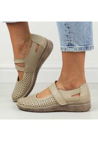 Beżowe skórzane ażurowe Polskie półbuty damskie Gregors 1040. Okazja: na co dzień, na spacer. Kolor: beżowy. Materiał: skóra. Szerokość cholewki: normalna. Wzór: ażurowy. Sezon: wiosna, lato. Styl: casual, klasyczny, elegancki #1