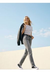 Sinsay - Jeansy straight z efektem sprania - szary. Kolor: szary
