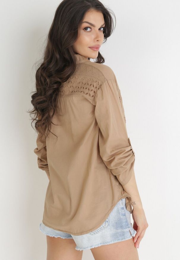 Born2be - Brązowa Bawełniana Koszula z Kieszeniami i Podpinanymi Rękawami Malyna. Kolor: brązowy. Materiał: bawełna. Długość rękawa: długi rękaw. Długość: długie