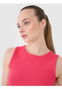 4f - 4F Crop top dzianinowy damski - różowy M. Kolor: różowy. Materiał: dzianina. Długość rękawa: na ramiączkach. Wzór: prążki, jednolity