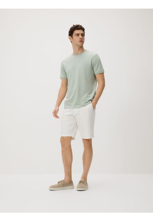 Reserved - Bawełniane szorty chino - złamana biel. Materiał: bawełna