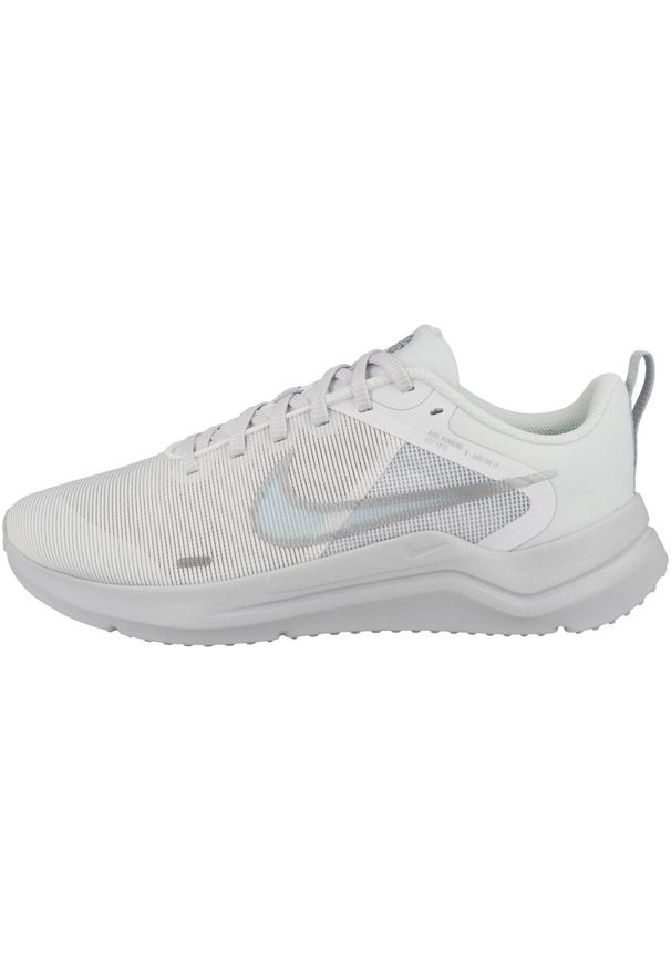 Tenisówki Nike Model Downshifter 12 Womens Kolor Biały. Zapięcie: sznurówki. Kolor: biały, beżowy, wielokolorowy. Materiał: syntetyk, tkanina, materiał. Szerokość cholewki: normalna. Model: Nike Downshifter