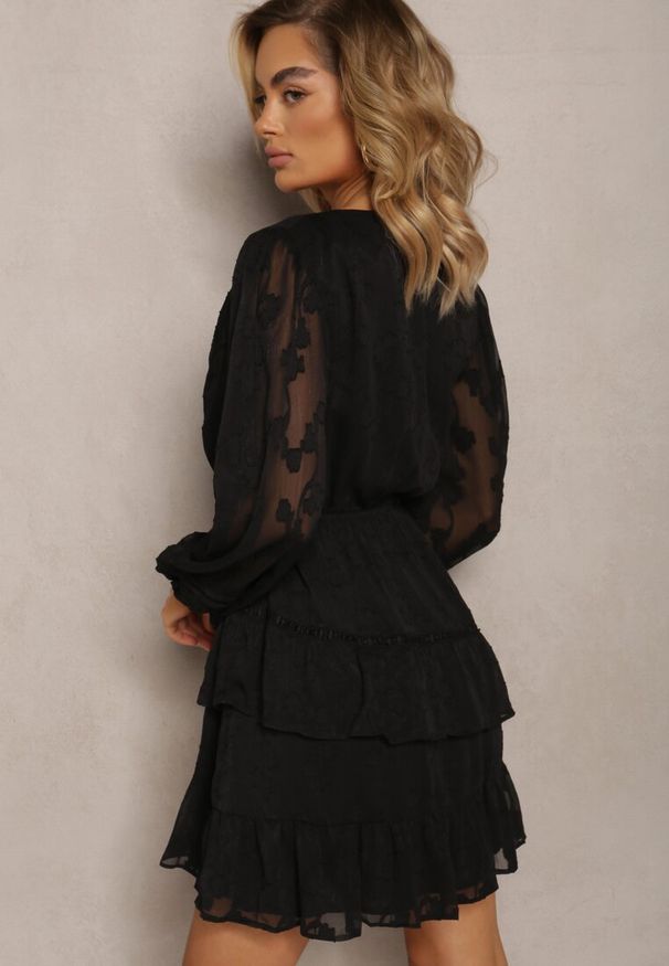 Renee - Czarna Krótka Sukienka Boho Ozdobiona Metaliczną Nitką Eleonoritta. Kolor: czarny. Wzór: aplikacja. Styl: boho. Długość: mini