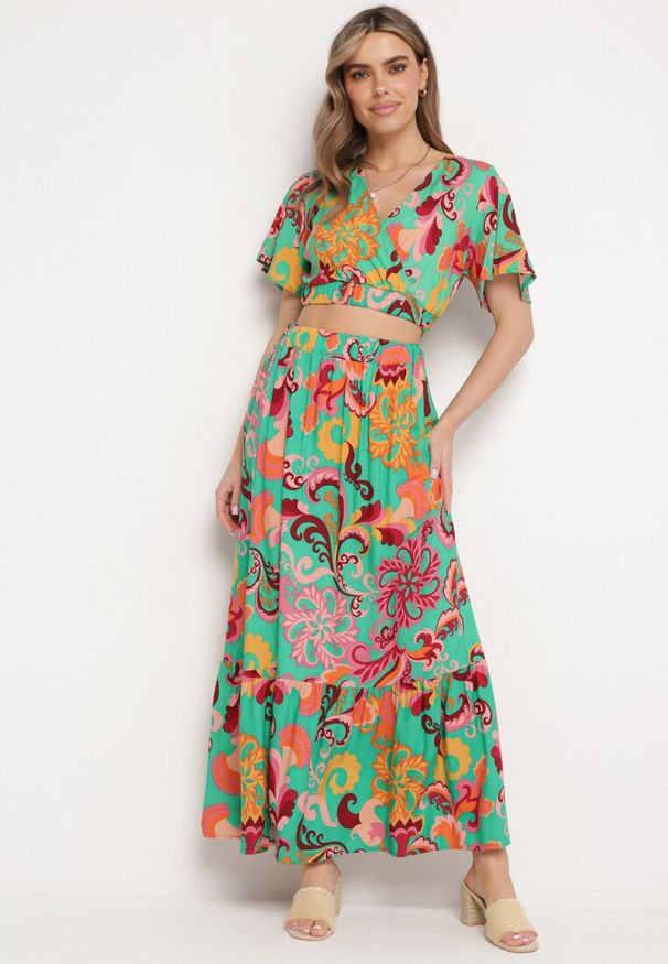 Born2be - Zielony Komplet Krótka Bluzka z Kopertowym Dekoltem Spódnica z Gumką w Pasie Binesta. Kolor: zielony. Materiał: jeans, materiał