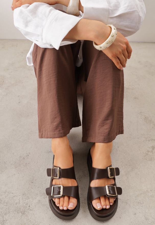 Renee - Ciemnobrązowe Klapki na Platformie Ozdobione Metalicznymi Klamrami Galisiphe. Okazja: na co dzień. Kolor: brązowy. Wzór: aplikacja. Sezon: lato. Obcas: na platformie. Styl: casual