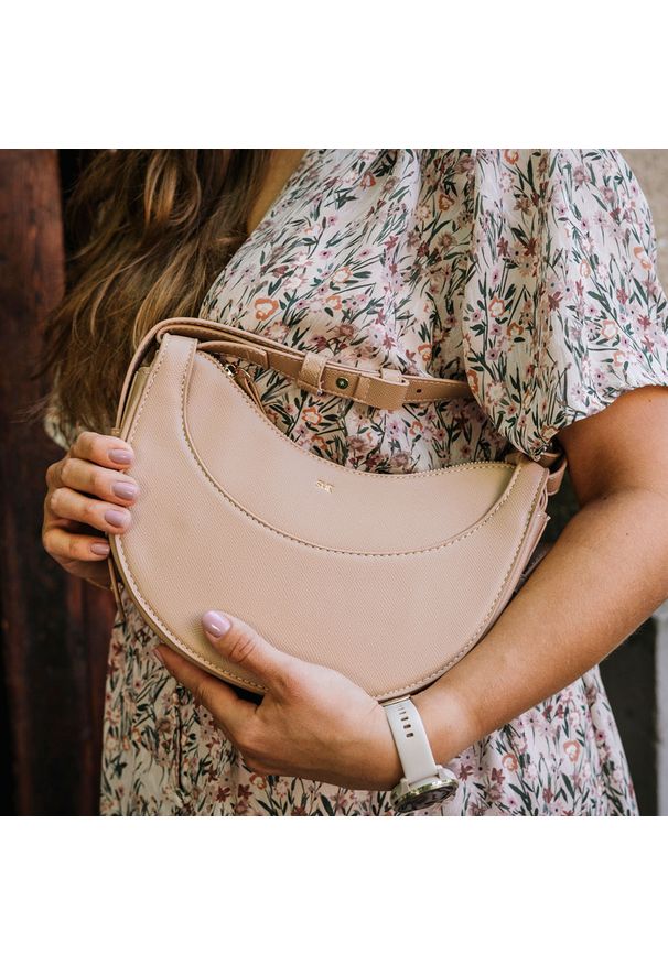 Listonoszka damska crossbody półksiężyc SHE S10 beżowa. Kolor: beżowy. Materiał: skórzane