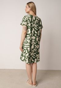 Born2be - Zielona Pudełkowa Sukienka z Wiskozy z Dekoltem w Serek w Abstrakcyjny Wzór Cresom. Okazja: na co dzień. Typ kołnierza: dekolt w serek. Kolekcja: plus size. Kolor: zielony. Materiał: wiskoza. Sezon: lato. Typ sukienki: proste, dla puszystych. Styl: casual #8