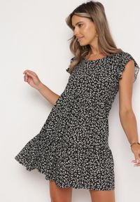 Born2be - Czarna Bawełniana Sukienka o Rozkloszowanym Kroju z Falbanką Anettes. Kolor: czarny. Materiał: bawełna. Długość rękawa: krótki rękaw. Typ sukienki: rozkloszowane. Styl: klasyczny #4
