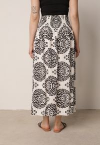 Born2be - Czarna Rozkloszowana Spódnica z Wiskozy z Wysokim Stanem i Etnicznym Wzorem Ari. Okazja: do pracy, na co dzień, na spacer. Stan: podwyższony. Kolor: czarny. Materiał: wiskoza. Wzór: aplikacja. Sezon: lato. Styl: casual #2