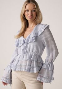 Born2be - Niebieska Wiskozowa Bluzka w Rustykalnym Stylu z Koronką Falbanami i Wiązaniami Elleflona. Okazja: na co dzień. Kolor: niebieski. Materiał: wiskoza, koronka. Wzór: koronka. Styl: casual #6