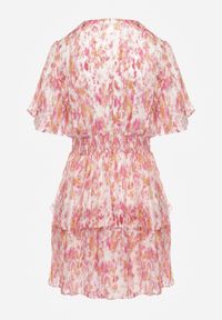 Renee - Różowa Krótka Sukienka o Rozkloszowanym Fasonie z Falbanką i Marszczeniami Ellajo. Okazja: na co dzień. Typ kołnierza: dekolt w kształcie V. Kolor: różowy. Typ sukienki: proste. Styl: casual, wizytowy. Długość: mini #4