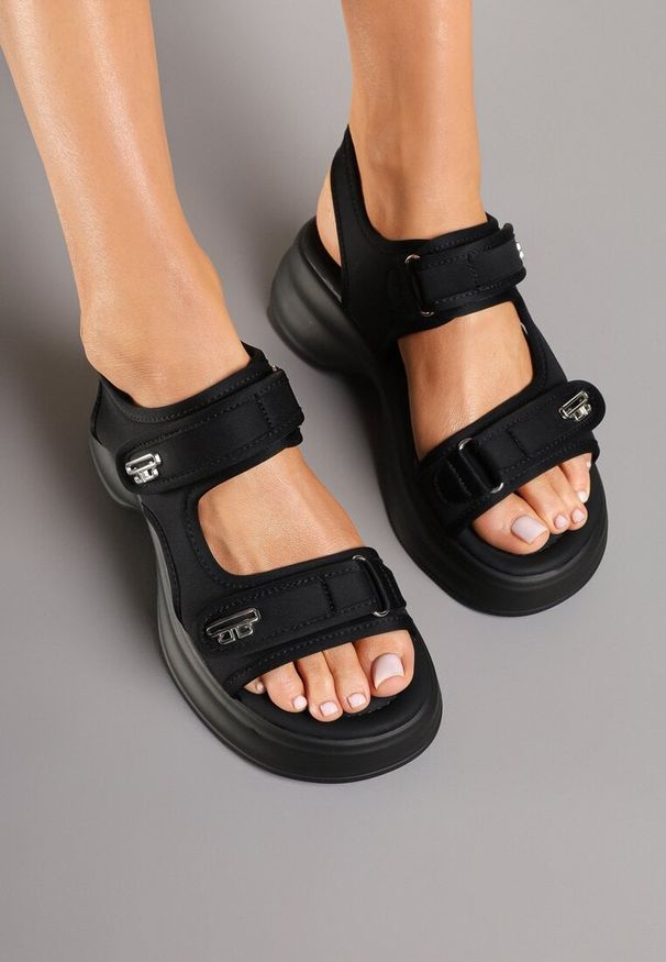 Born2be - Czarne Sandały na Grubej Podeszwie z Metalicznym Zdobieniem Nalanor. Okazja: na co dzień. Zapięcie: rzepy. Kolor: czarny. Materiał: jeans. Wzór: aplikacja. Obcas: na obcasie. Styl: casual. Wysokość obcasa: średni