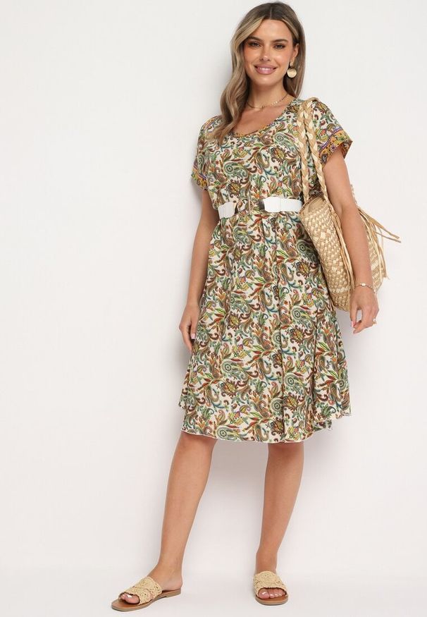 Born2be - Beżowo-Zielona Wiskozowa Sukienka Rozkloszowana we Wzór Paisley Mastis. Kolor: beżowy. Materiał: wiskoza. Wzór: paisley