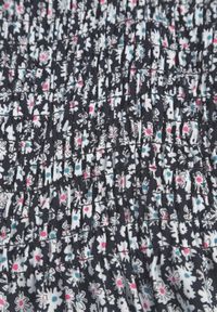 Born2be - Czarno-Biała Bawełniana Sukienka na Regulowanych Ramiączkach z Elastycznym Dekoltem Risetta. Kolor: czarny. Materiał: bawełna. Długość rękawa: na ramiączkach. Wzór: kwiaty. Sezon: wiosna, lato #7