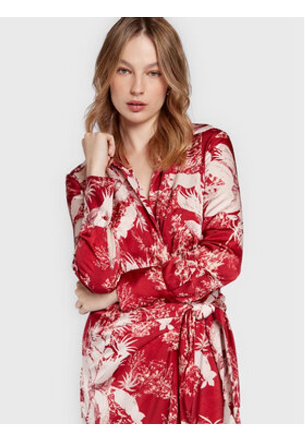 Guess Sukienka koszulowa Dorothee W2BK13 WEX62 Czerwony Regular Fit. Kolor: czerwony. Materiał: syntetyk. Typ sukienki: koszulowe