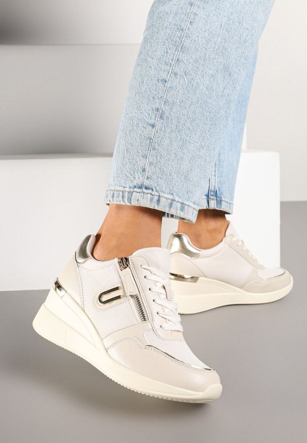 Born2be - Beżowe Sneakersy na Koturnie Zdobione Suwakiem Hanithiel. Okazja: na co dzień. Zapięcie: sznurówki. Kolor: beżowy. Materiał: jeans. Wzór: aplikacja. Obcas: na koturnie