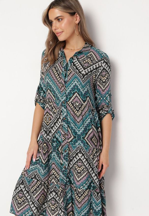 Born2be - Czarno-Niebieska Sukienka Bawełniana w Etno Wzór o Koszulowym Kroju Tesagena. Okazja: do pracy. Kolor: czarny. Materiał: bawełna. Wzór: aplikacja. Typ sukienki: koszulowe. Styl: etno