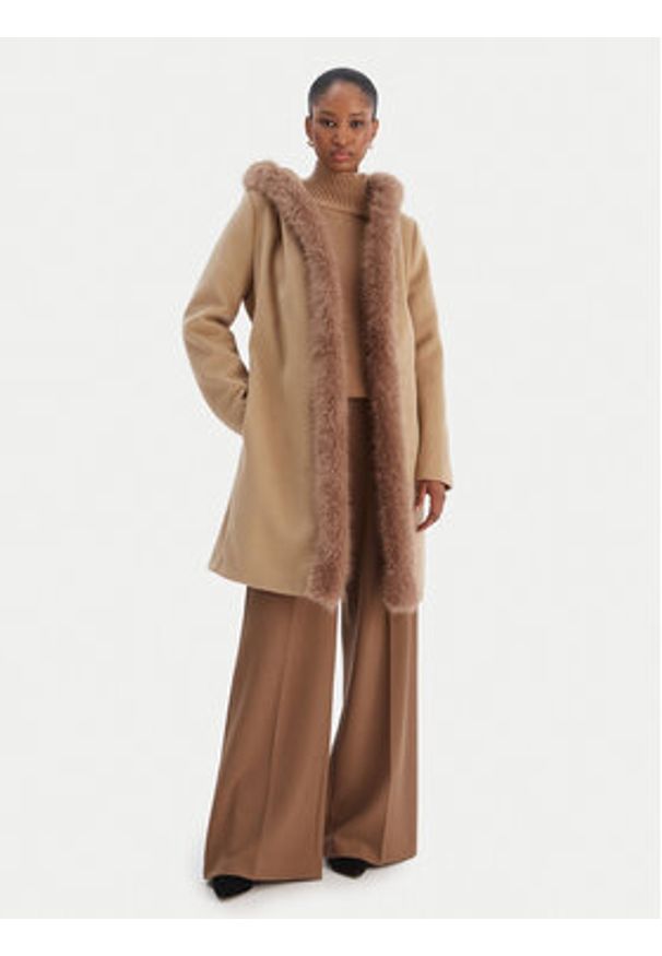 Rinascimento Płaszcz zimowy CFC0126714003 Beżowy Regular Fit. Kolor: beżowy. Materiał: syntetyk. Sezon: zima