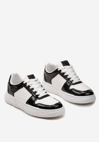 Renee - Biało-Czarne Sneakersy na Niskiej Platformie z Brokatem Nuera. Okazja: na co dzień. Kolor: biały. Obcas: na platformie